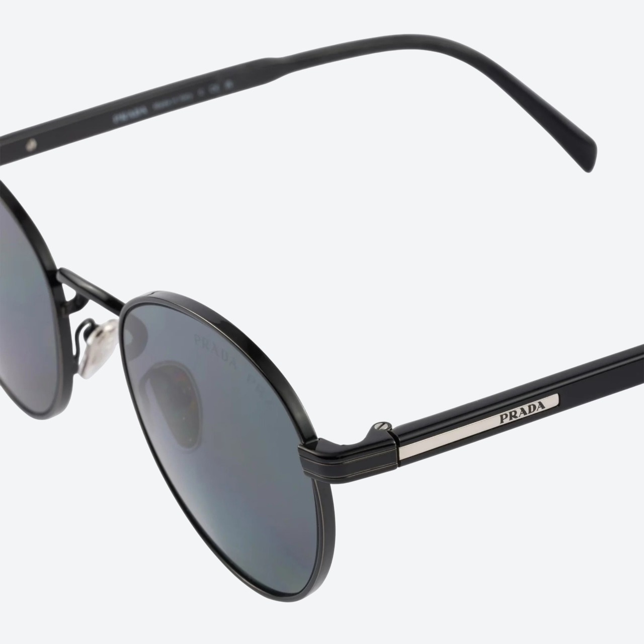 Sunglasses with Iconic Metal Plaque – Black Lenses